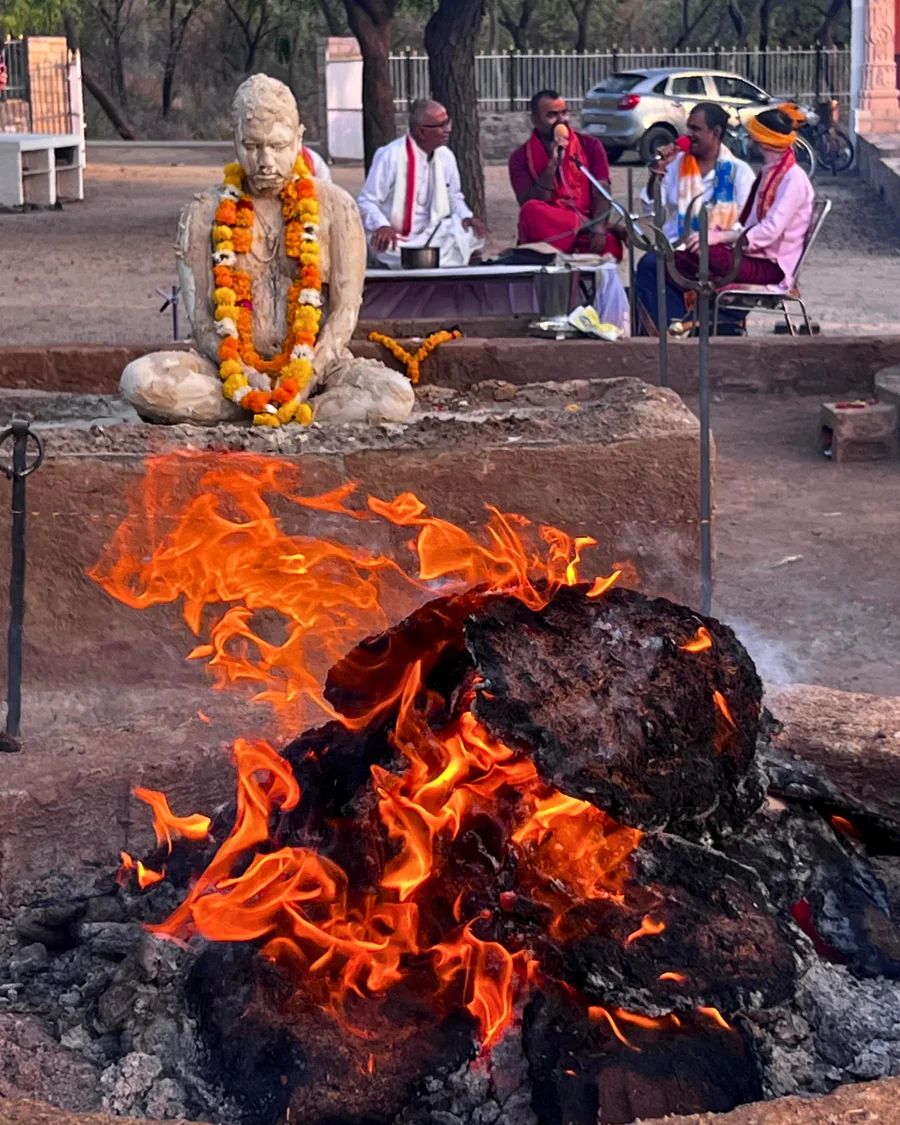 Pujya Mahamandaleshwar Swami Avatar Puri Ji Maharaj sitting amidst the five fires